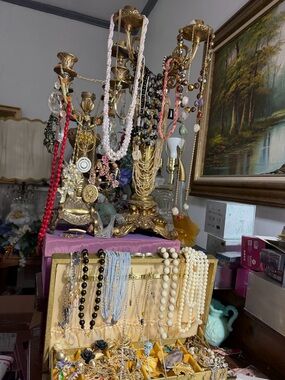 “ WONDERS FOUND “ VINTAGE JEWELRY FOR A POSHMARK SHOW AT 6PM ET